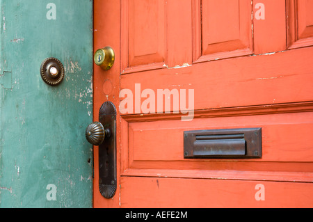 Brique rouge porte avec Sonnette de porte en laiton et Turquoise décorer Poignée de porte et tiroir Banque D'Images