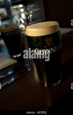 Pinte de Guinness, Keenans bar, Termonbarry, Comté de Longford Banque D'Images