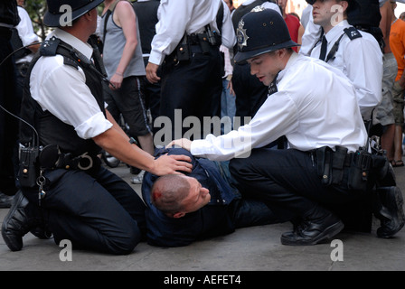 La police dans le centre de Londres à l'arrestation d'un homme au cours de la violence après le match de football Le centre de Londres. Banque D'Images