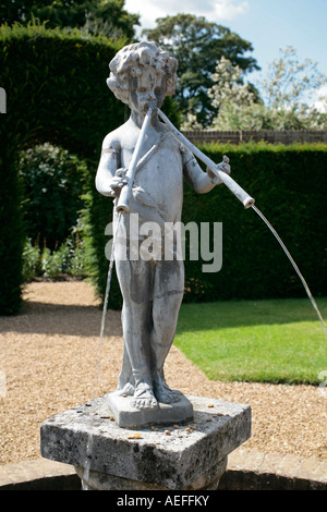 Statue de jardin en pierre Pan jouant ses pipes Banque D'Images