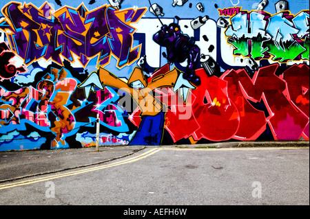 Aspergé de graffiti sur les murs d'un parking public par des vandales Banque D'Images