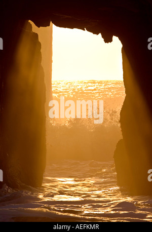 La fin de l'après-midi flux de lumière à travers une arche à Phieffer State Beach, côte de Big Sur, en Californie Banque D'Images