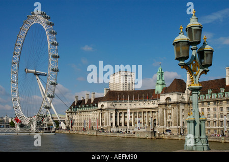 London Eye sur la rive sud Banque D'Images