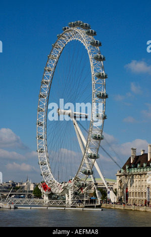 London Eye sur la rive sud de la Tamise en premier plan Banque D'Images