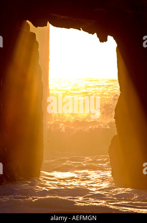 La fin de l'après-midi flux de lumière à travers une arche à Phieffer State Beach, côte de Big Sur, en Californie Banque D'Images