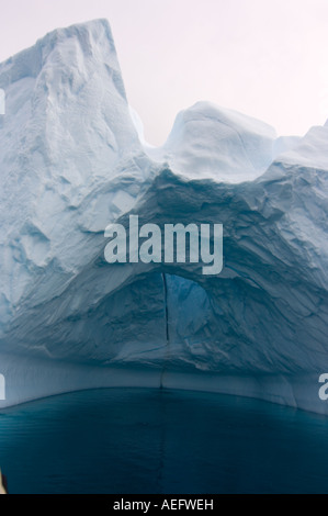 Iceberg flottant au large de l'ouest de la péninsule Antarctique Antarctique océan du Sud Banque D'Images