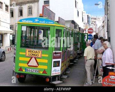 Passagers attendent à bord d'un train comme bus à albufera portugal Banque D'Images