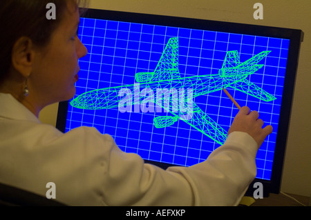 Femme génie aéronautique designer 3D étude wire frame jet airplane image sur écran Banque D'Images