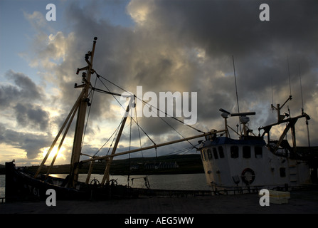 Chalutier en au coucher du soleil, le port de Portmagee, Irlande Banque D'Images