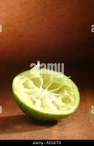 Peler le zeste de fruits légumes mangés segment sucé reste plus de gauche reste reste usé utilisé jusqu'nourriture fruit divers retour Banque D'Images