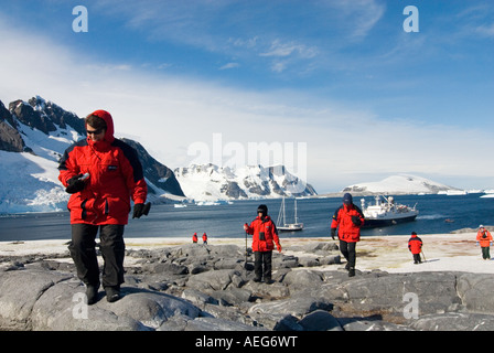 Les touristes extraire une Gentoo pingouin Pygoscelis papua colonie sur l'île Booth western Port Charcot péninsule Antarctique Antarctique Banque D'Images