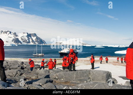 Les touristes extraire une Gentoo pingouin Pygoscelis papua colonie sur l'île Booth western Port Charcot péninsule Antarctique Antarctique Banque D'Images