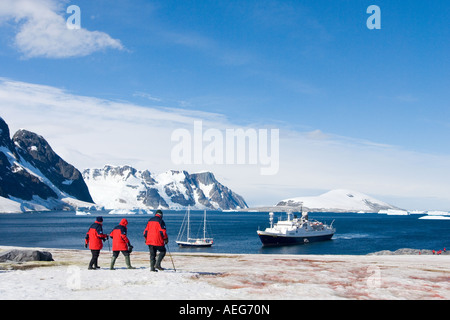 Les touristes extraire une Gentoo pingouin Pygoscelis papua colonie sur l'île Booth western Port Charcot péninsule Antarctique Antarctique Banque D'Images