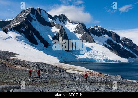 Les touristes extraire une Gentoo pingouin Pygoscelis papua colonie le long de la péninsule Antarctique de l'ouest Banque D'Images