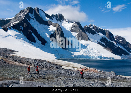 Les touristes extraire une Gentoo pingouin Pygoscelis papua colonie le long de la péninsule Antarctique de l'ouest Banque D'Images