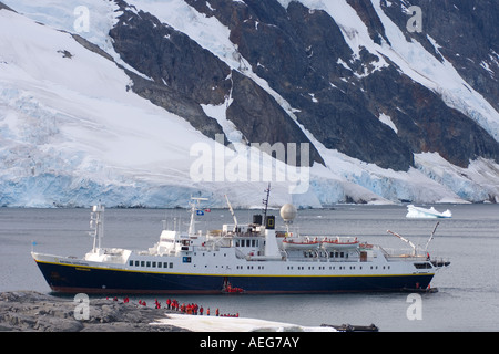 Zodiaques réunissant voyageurs retour à un bateau de croisière le long de la péninsule Antarctique de l'ouest Banque D'Images