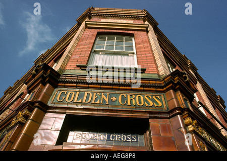 Pays de Galles Cardiff Golden Cross Pub sol carrelé signer sur porte Banque D'Images