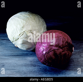 Tête de chou choux alimentaires veggie à feuilles vert pourpre têtes deux verts Salade naturel légumes aliments de plus en plus ronde Banque D'Images