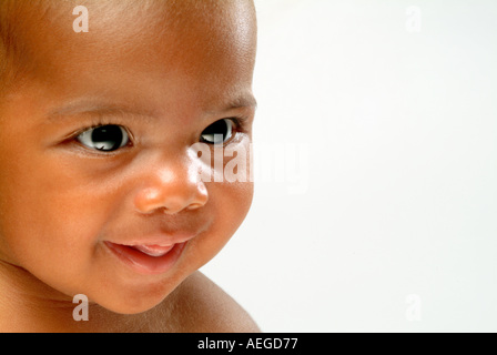 Peu De Monde Du Bebe Garcon Noir Souriant Sourire Heureux Bonheur Personne Regardant Les Gens Kid Enfant Bebe Photo Stock Alamy