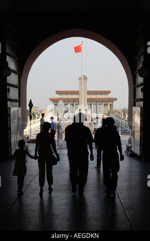 Les gens qui marchent à travers la porte de la paix céleste pour : la Place Tiananmen, Monument aux héros des peuples et le président Mao Mem Banque D'Images