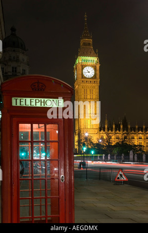 Vue de la nuit de Big Ben et du London Phone Booth Banque D'Images