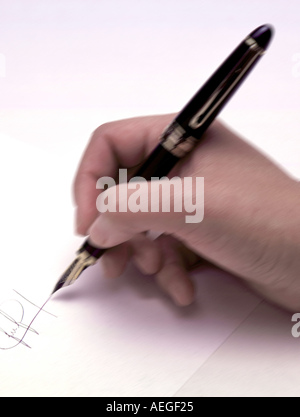 Main Office stylo papier écrit beaucoup contrat signature signature d'accord concept conceptuel Banque D'Images