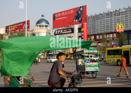 Centre-ville, dans une ville de Deyang dans la province du Sichuan a animé les rues colorées de la scène complète avec une variété de véhicules Banque D'Images