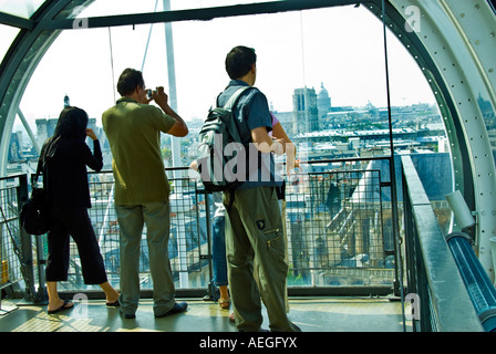 Paris France, touristes admirant Vue du haut des 'Centre Pompidou' Museum Modern Art, Beaubourg Banque D'Images