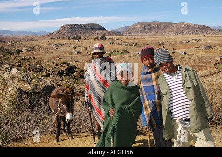 Garçon Herder en cape verte et un chapeau dans les montagnes du Lesotho à sec Banque D'Images