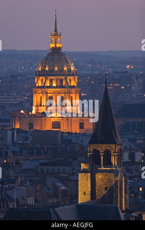 Paris, France, vue aérienne du Dôme des Invalides et l'église Saint Germain au crépuscule Banque D'Images