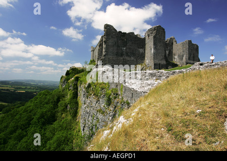 Vue du côté spectaculaire de Carreg Cennen Castle et le Carmarthenshire campagne ci-dessous Pays de Galles Grande-bretagne GB UK Banque D'Images