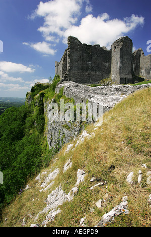 Vue du côté spectaculaire de Carreg Cennen Castle et le Carmarthenshire campagne avec vallée escarpée ci-dessous Pays de Galles Angleterre GO Banque D'Images