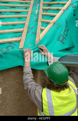 La VALLÉE DE LA JOINTURE DE DEUX SECTIONS DE TOIT EN PENTE avec des matraques en bois et respirant revêtements bitumés avant carrelage Banque D'Images