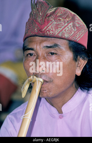 Portrait d'un musicien de gamelan dans un temple festival dans les hautes terres de l'Indonésie Bali Banque D'Images