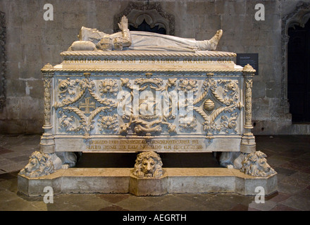 Dans le Mosteiro dos Jeronimos (monastère), Lisbonne, Portugal. Tombeau de Vasco de Gama (1468-1523) qui a découvert la route commerciale vers l'Inde autour de 1500 Banque D'Images
