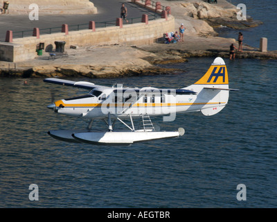 Harborair Malta DHC-3 Otter au départ du Grand Harbour. Vue du dessus vue de la Haute Barrakka surplombant le port. Banque D'Images