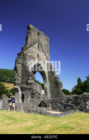 Un touriste explore les motifs de Talley Abbey un Monument Historique Llandeilo Carmarthenshire Mid Wales GB Royaume-Uni Grande-Bretagne Banque D'Images