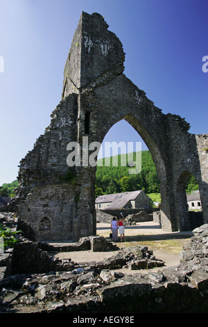 Les touristes voir les ruines du 12ème siècle ancienne Abbaye de Talley Lllandeilo Carmathenshire Mid Wales GB Royaume-Uni Grande-Bretagne Banque D'Images