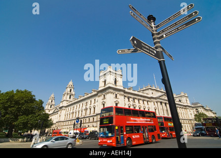 Grand angle horizontal au trésor sur Whitehall à Londres contre un ciel bleu. Banque D'Images