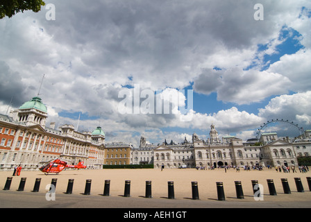 Grand angle horizontal de London's Air Ambulance débarqua à Horse Guards Parade d'assister à une situation d'urgence Banque D'Images