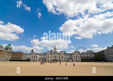 Grand angle horizontal de Horse Guards Parade dans le centre de Londres par une belle journée ensoleillée. Banque D'Images