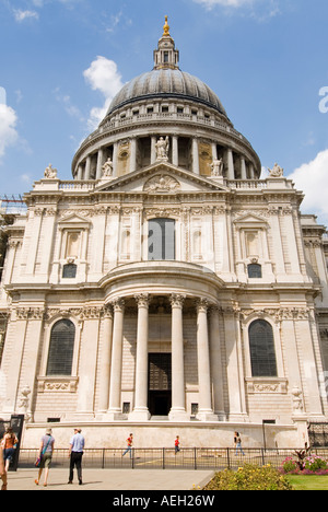 Vue verticale du côté sud de la Cathédrale St Paul Banque D'Images