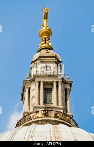 Close up verticale de la cathédrale Saint-Paul et le dôme de touristes en haut dans la galerie dorée. Banque D'Images