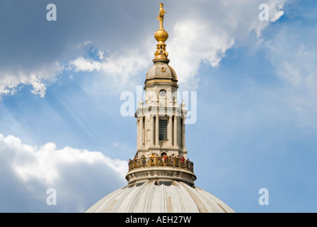 Close up horizontale de la cathédrale Saint-Paul et le dôme de touristes en haut dans la galerie dorée. Banque D'Images