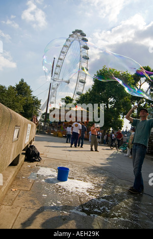 Vue verticale d'un artiste de rue de la création d'immenses bulles dans le soleil Banque D'Images