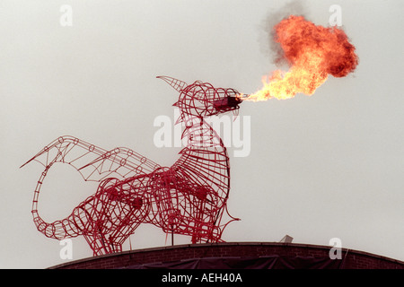 Dragon de feu sculpture sur toiture du bâtiment dans le centre-ville de Cardiff South Wales UK Banque D'Images