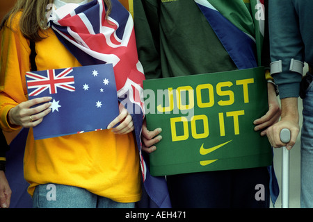 L'Australie et l'Afrique du Sud rugby fans de montrer leur soutien à leurs équipes avant un match international à Twickenham, London England UK Banque D'Images