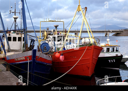 Bateaux de pêche dans le port de Portmagee, Irlande Banque D'Images