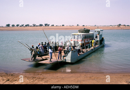 Djenné, Mali, Niger, les personnes voyageant en bateau Banque D'Images