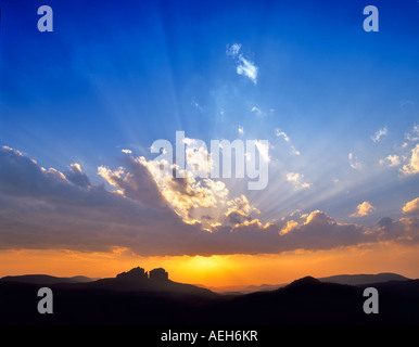Coucher Soleil nuages avec rayons de soleil près de Arizona Sedona Banque D'Images